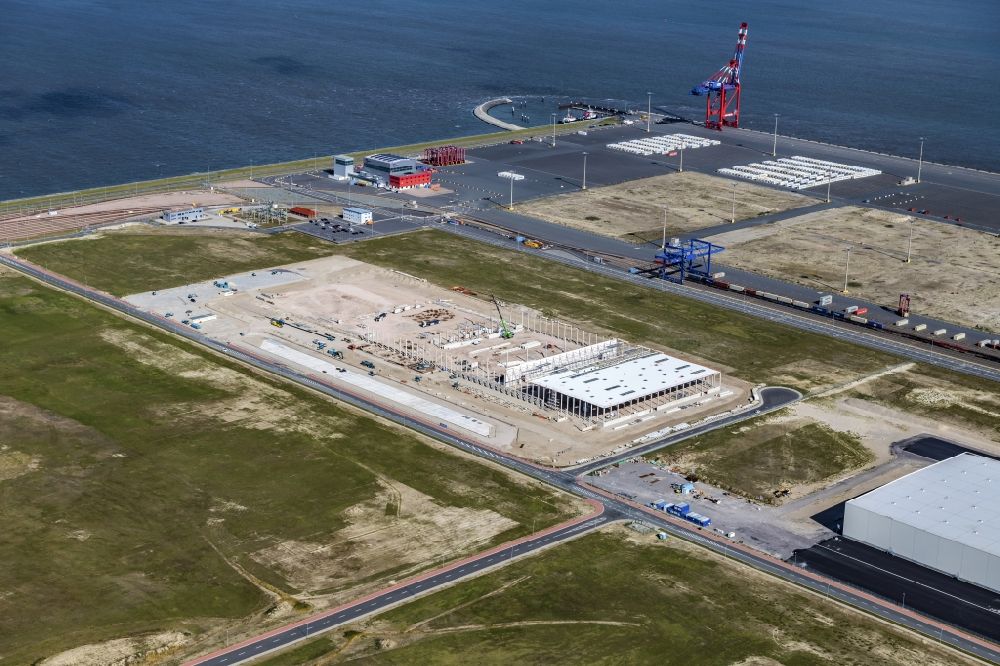 Aerial image Wilhelmshaven - View of the construction site of the new packaging center for car parts VW Audi Jade Weser Port (JWP) on the North Sea coast in Wilhelmshaven in the state of Lower Saxony