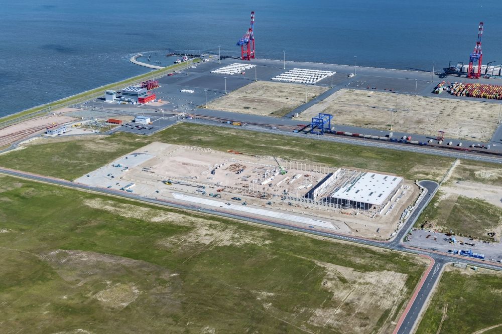 Wilhelmshaven from above - View of the construction site of the new packaging center for car parts VW Audi Jade Weser Port (JWP) on the North Sea coast in Wilhelmshaven in the state of Lower Saxony