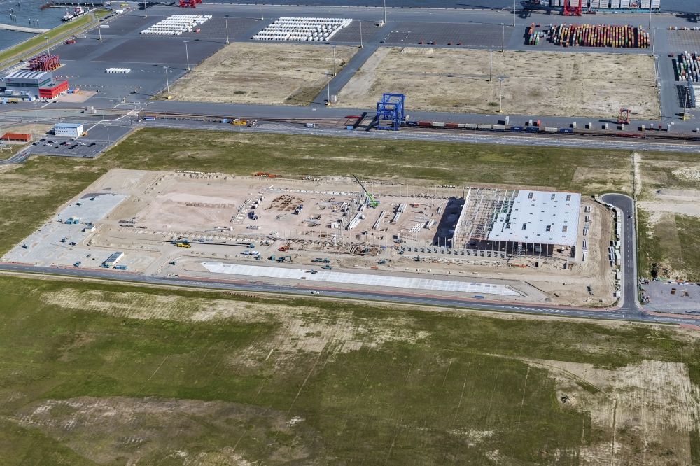 Wilhelmshaven from the bird's eye view: View of the construction site of the new packaging center for car parts VW Audi Jade Weser Port (JWP) on the North Sea coast in Wilhelmshaven in the state of Lower Saxony