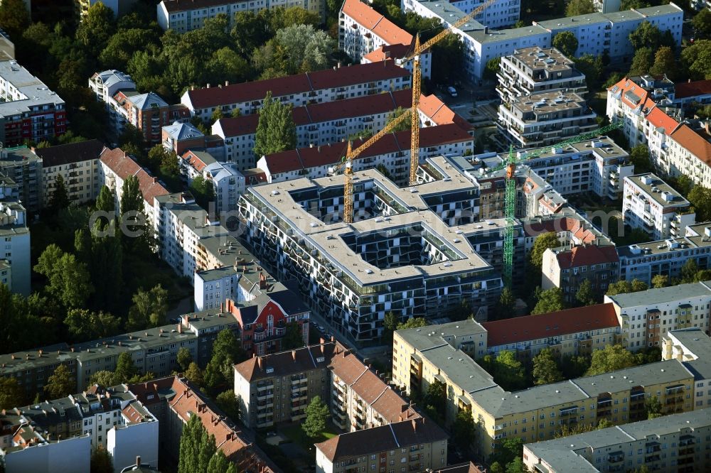 Aerial photograph Berlin - Residential construction site with multi-family housing development- BOUCHEGAeRTEN on the Harzer Strasse - Bouchestrasse - Mengerzeile in the district Neukoelln in Berlin, Germany