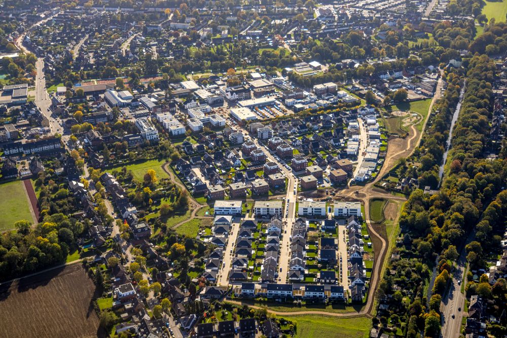 Kamp-Lintfort from above - Residential construction site with multi-family housing development- on the Hardehausen-Strasse - Marienhave-Strasse - Walkenried-Strasse in the district Niersenbruch in Kamp-Lintfort in the state North Rhine-Westphalia, Germany