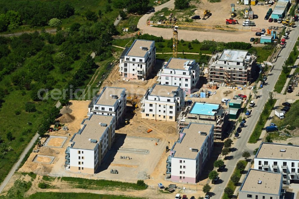 Schönefeld from the bird's eye view: Residential construction site with multi-family housing development- on the Stadthaeuser am Park on Alfred-Doeblin-Allee in Schoenefeld in the state Brandenburg, Germany