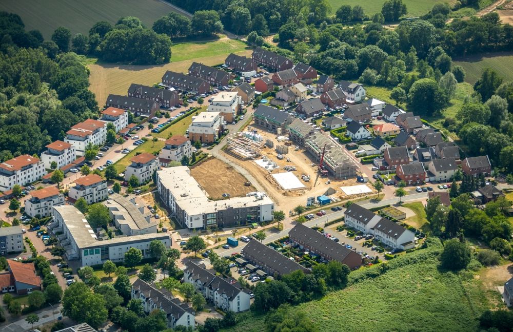 Aerial photograph Kamp-Lintfort - Residential construction site with multi-family housing development- on the Sudermannstrasse - Goethestrasse - Hoelderlinweg in the district Niersenbruch in Kamp-Lintfort in the state North Rhine-Westphalia, Germany