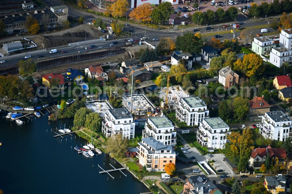 Aerial photograph Berlin - Residential construction site with multi-family housing development- on the Villenpark Hirschgartenufer in the district Friedrichshagen in Berlin, Germany