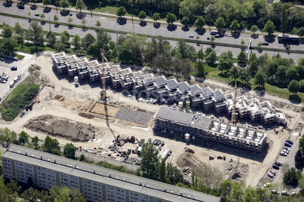 Aerial photograph Berlin - Construction site of a new residential area of Gensinger Viertel in the Friedrichsfelde part of Lichtenberg in Berlin in Germany. The site is located on Gensinger Strasse and is part of a gentrification and re-development project of the area. Hanseatische Immobilien Treuhand is building single family units, semi-detached houses and town houses