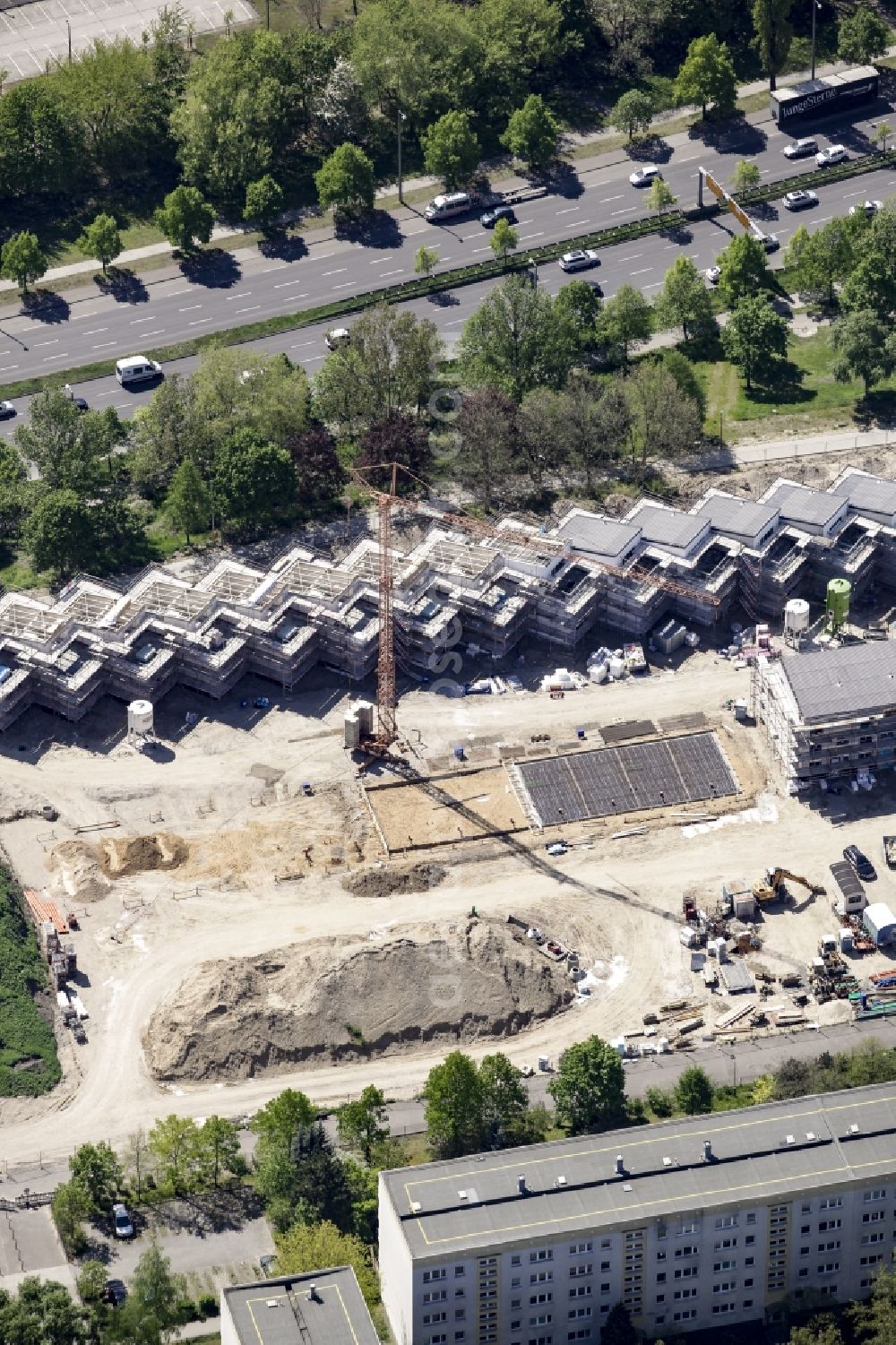 Aerial image Berlin - Construction site of a new residential area of Gensinger Viertel in the Friedrichsfelde part of Lichtenberg in Berlin in Germany. The site is located on Gensinger Strasse and is part of a gentrification and re-development project of the area. Hanseatische Immobilien Treuhand is building single family units, semi-detached houses and town houses