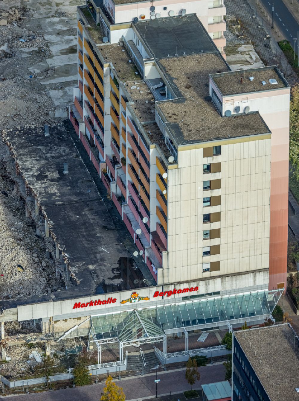 Aerial image Bergkamen - Construction site for the demolition of the building complex of the Turmarkaden shopping center on Toeddinghauser Strasse in the district of Weddinghofen in Bergkamen in the Ruhr area in the state of North Rhine-Westphalia, Germany