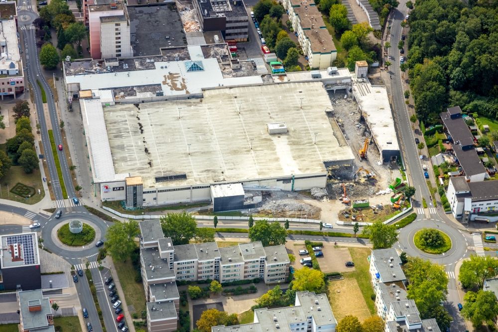 Aerial photograph Bergkamen - Construction site to demolish the disused building complex of the former shopping center Turmarkaden between Toeddinghauser Strasse and Gedaechtnisstrasse in the district Weddinghofen in Bergkamen in the state North Rhine-Westphalia, Germany