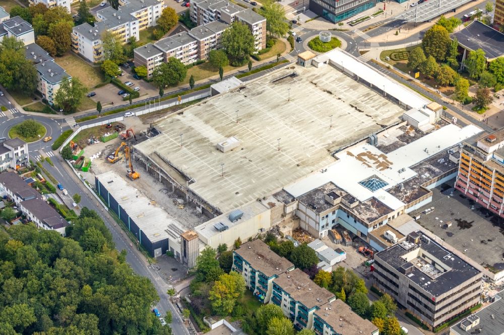 Bergkamen from the bird's eye view: Construction site to demolish the disused building complex of the former shopping center Turmarkaden between Toeddinghauser Strasse and Gedaechtnisstrasse in the district Weddinghofen in Bergkamen in the state North Rhine-Westphalia, Germany