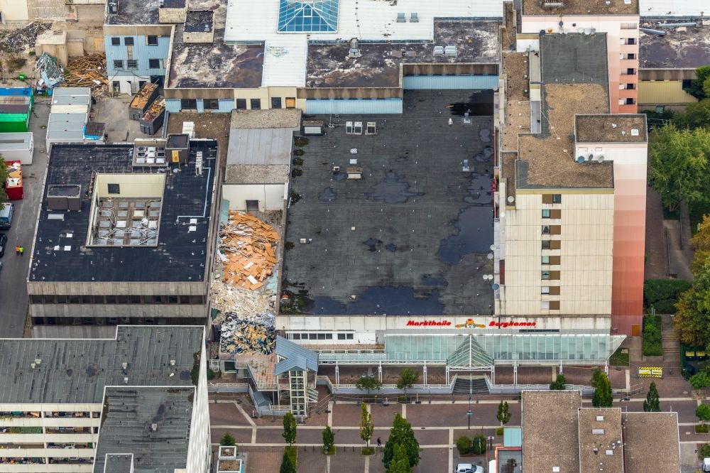 Bergkamen from above - Construction site to demolish the disused building complex of the former shopping center Turmarkaden between Toeddinghauser Strasse and Gedaechtnisstrasse in the district Weddinghofen in Bergkamen in the state North Rhine-Westphalia, Germany