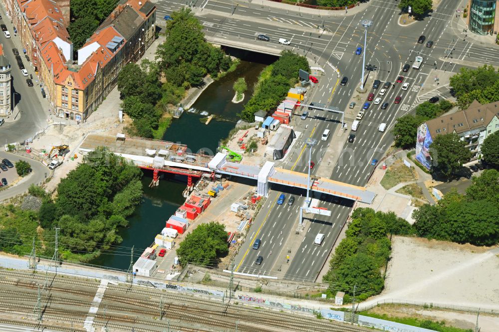 Erfurt from the bird's eye view: Construction site to replace the pedestrian and cycle path bridge Promenadedeck between Schmidtstedter Strasse and Stauffenbergallee over the Gera flood ditch in the district Altstadt in Erfurt in the state Thuringia, Germany