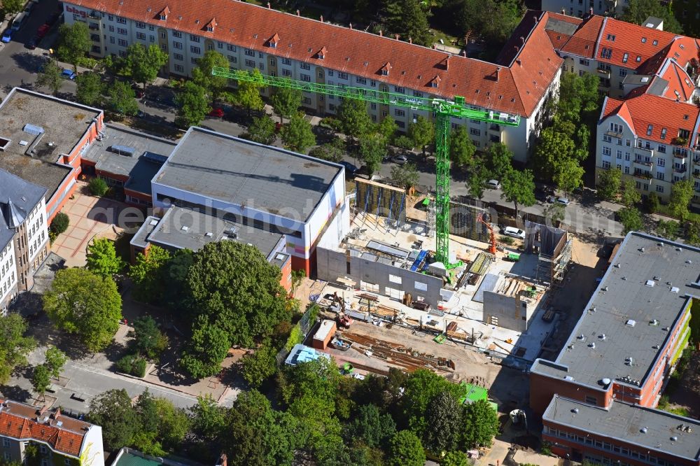Berlin from the bird's eye view: Construction site for the new building Aufenthaltshaus of Dunant-Grundschule on Gritznerstrasse - Treitschkestrasse in the district Steglitz in Berlin, Germany