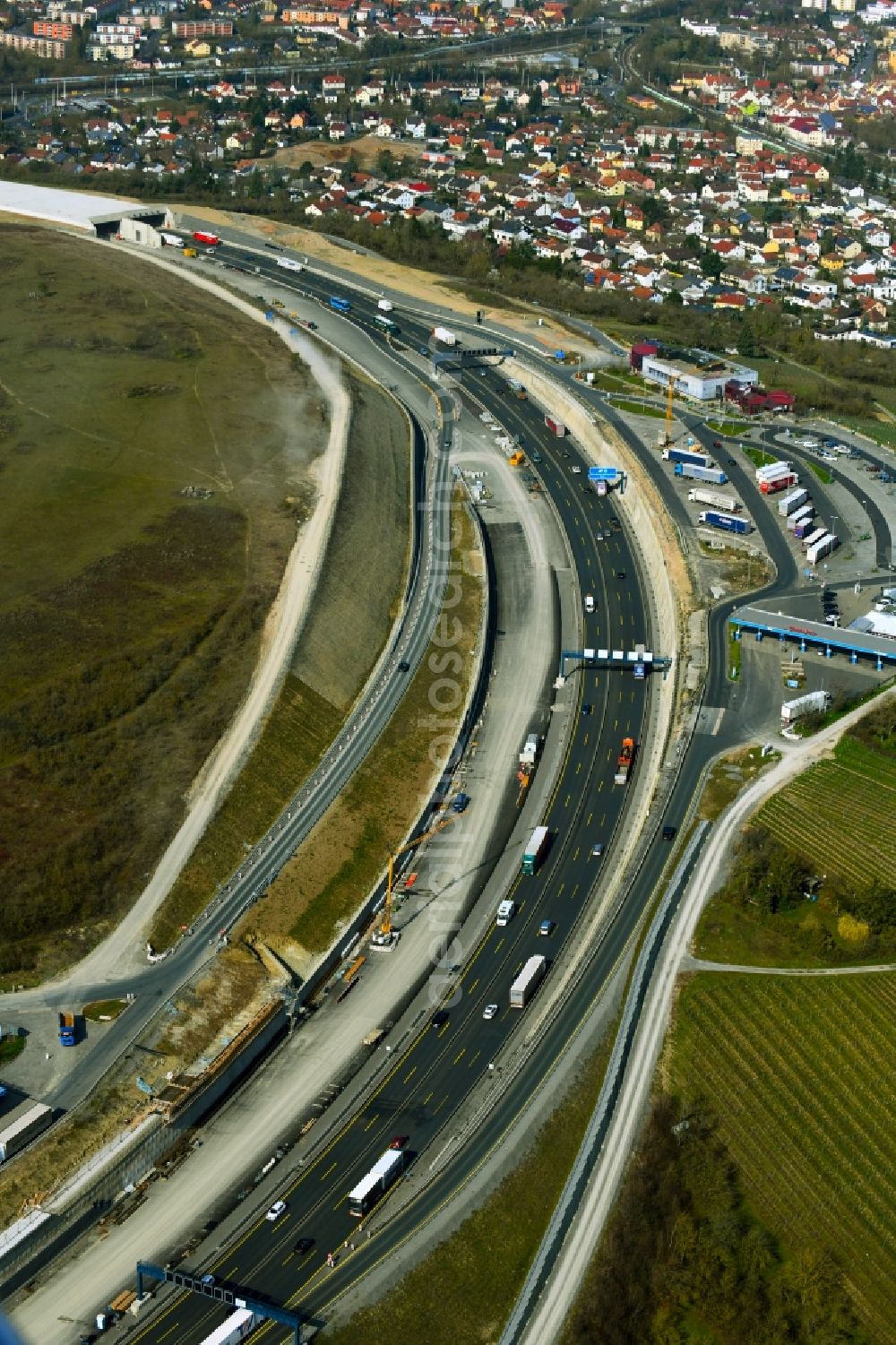 Aerial image Würzburg - New construction Talbruecke Heidingsfeld of the motorway route of the BAB3 in the district Heidingsfeld in Wuerzburg in the state Bavaria, Germany