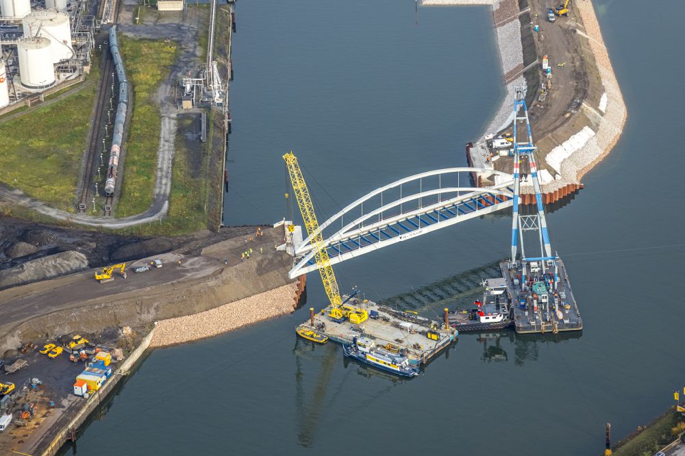 Aerial photograph Duisburg - Construction site for the construction of the new bridge structure to the Duisburg Gateway Terminal (DGT) in the port on the Pontwert street in the Ruhrort district in Duisburg in the Ruhr area in the state North Rhine-Westphalia, Germany