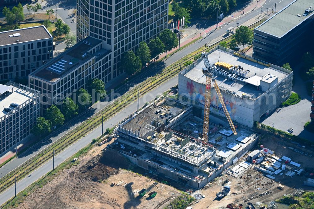 Aerial image Bremen - Construction site for the new building of an Office building - Ensemble on street Auf der Muggenburg in the district Ueberseestadt in Bremen, Germany