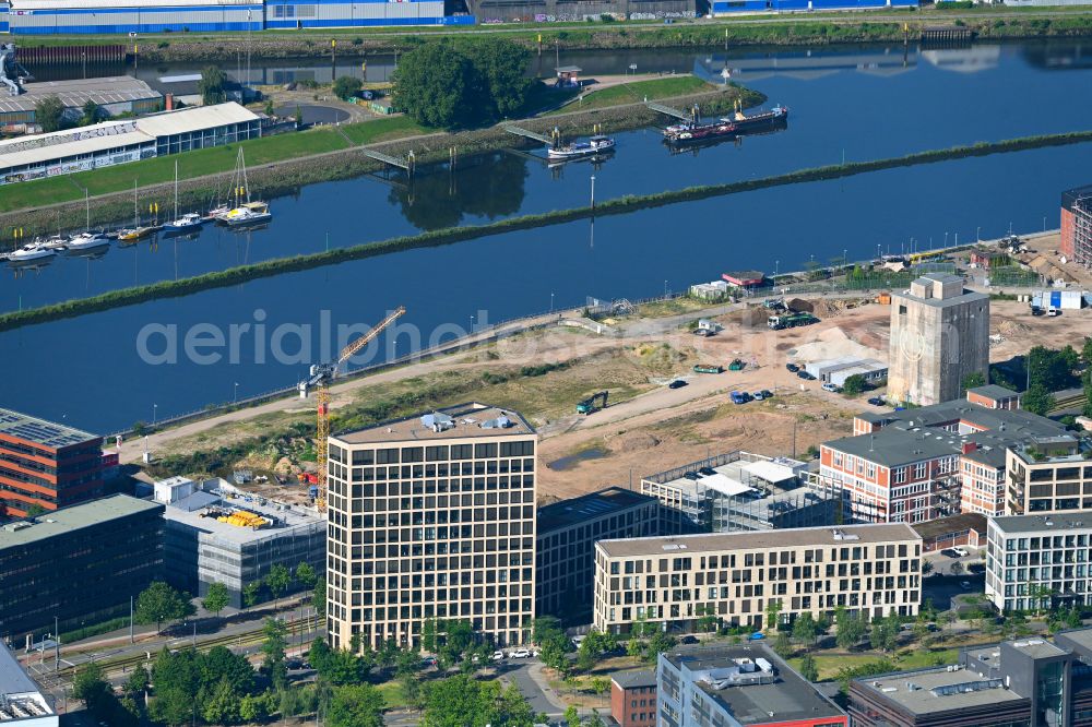 Aerial photograph Bremen - Construction site for the new building of an Office building - Ensemble on street Auf der Muggenburg in the district Ueberseestadt in Bremen, Germany