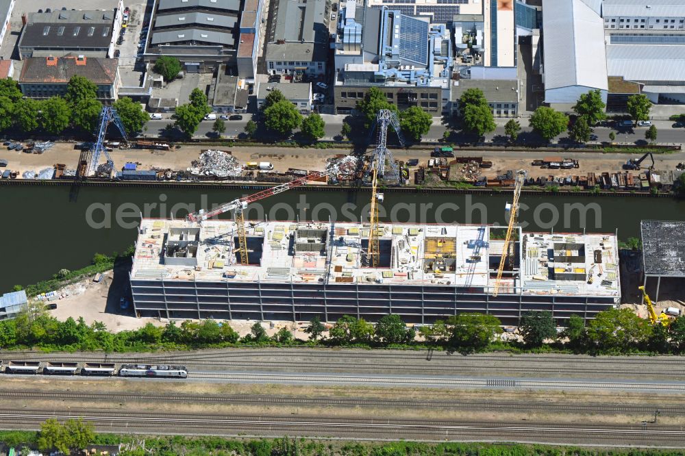 Berlin from the bird's eye view: Construction site for the new construction of an office and commercial building ensemble The SHED - Work and Light-Industrial Campus on the Neukoellnischer Schifffahrtskanal in the development area Neue Ufer in the district Neukoelln in Berlin, Germany