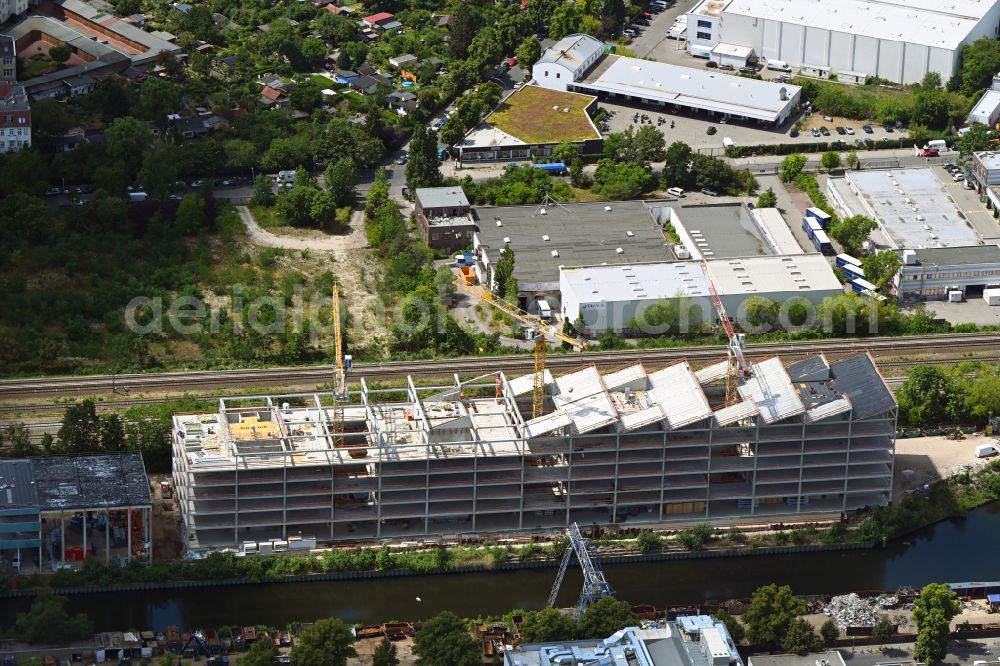 Aerial image Berlin - Construction site for the new construction of an office and commercial building ensemble The SHED - Work and Light-Industrial Campus on the Neukoellnischer Schifffahrtskanal in the development area Neue Ufer in the district Neukoelln in Berlin, Germany