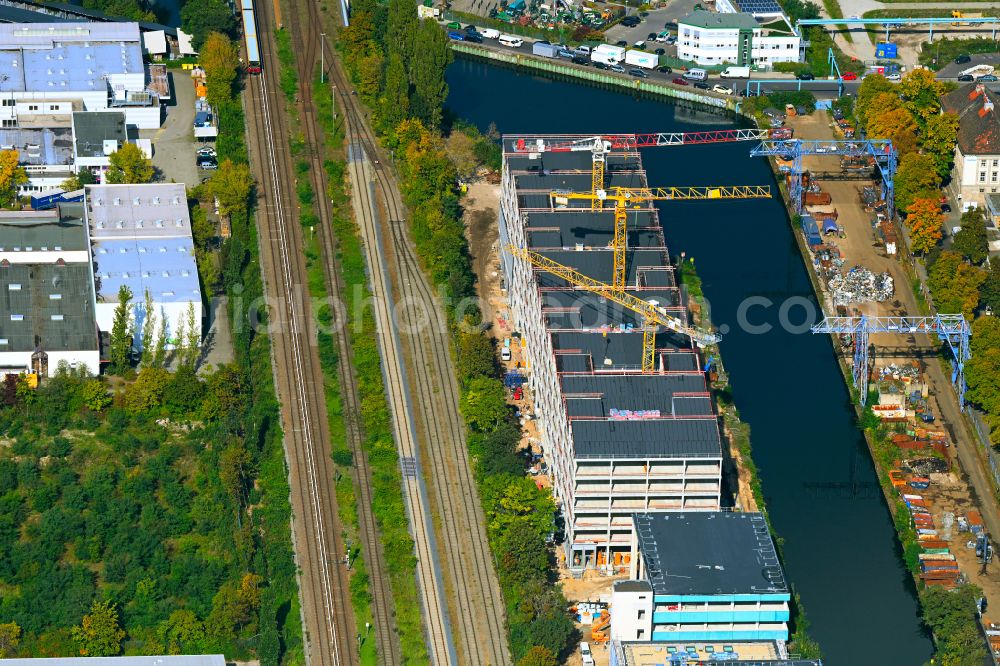 Aerial image Berlin - Construction site for the new construction of an office and commercial building ensemble The SHED - Work and Light-Industrial Campus on the Neukoellnischer Schifffahrtskanal in the development area Neue Ufer in the district Neukoelln in Berlin, Germany
