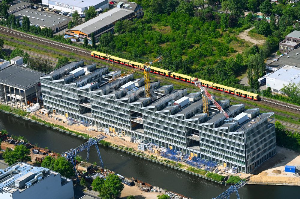 Aerial photograph Berlin - Construction site for the new construction of an office and commercial building ensemble The SHED - Work and Light-Industrial Campus on the Neukoellnischer Schifffahrtskanal in the development area Neue Ufer in the district Neukoelln in Berlin, Germany