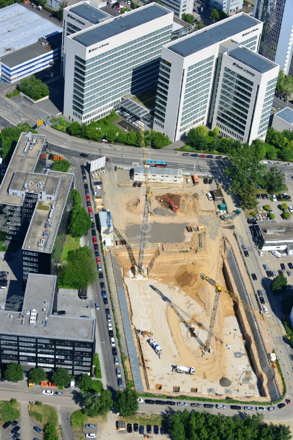 Aerial photograph Eschborn - Construction site for new office and retail building in the industrial area New Wave I Eschborn in the state of Hesse. The Phoenix Real Estate Development GmbH built by the construction company Zechbau Zech Group GmbH is a modern office building
