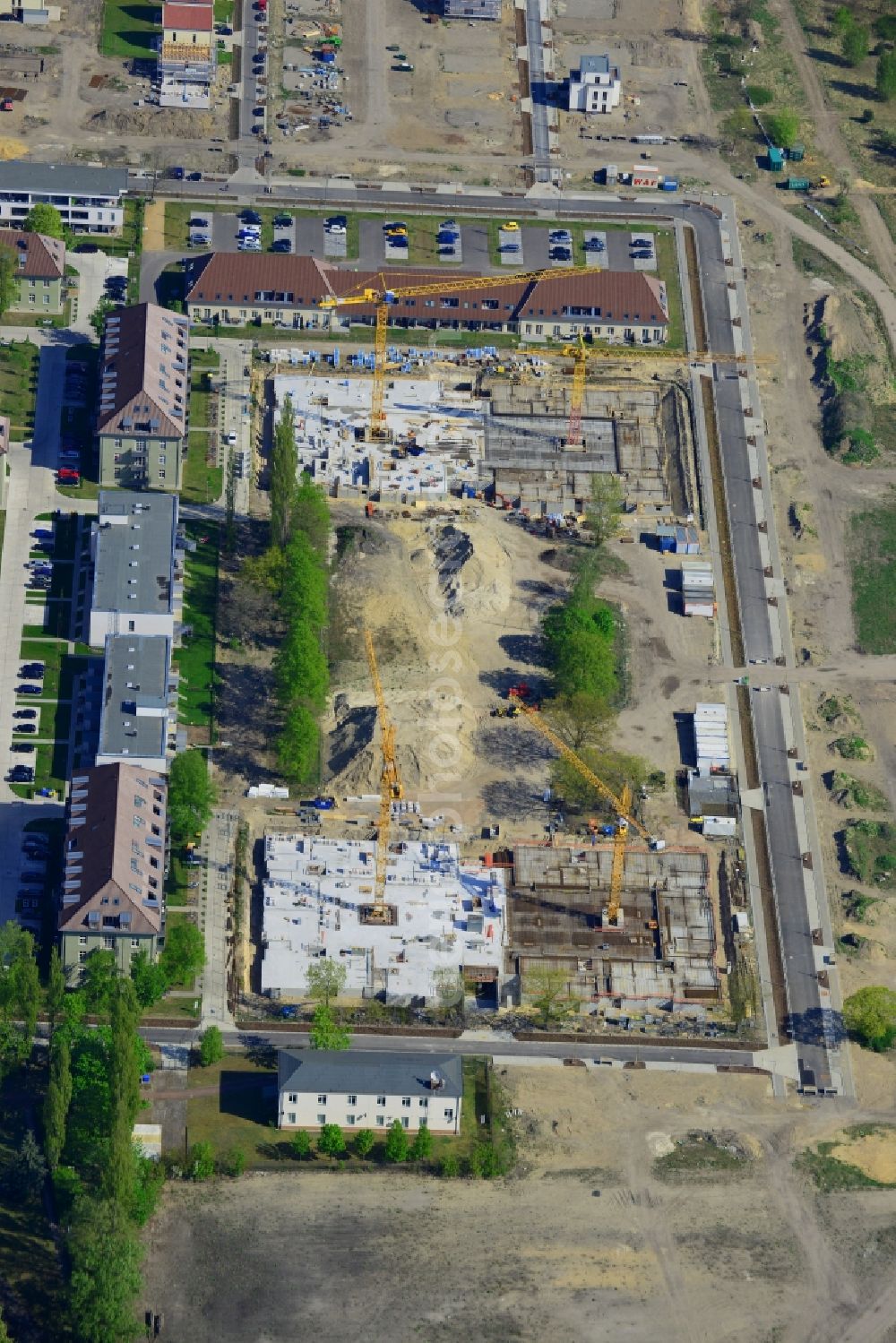 Berlin from the bird's eye view: Construction site for a residential area in Karlshorst in the Lichtenberg district of Berlin in Germany. The development of InCasa project with semi-detached houses and residential areas is located on site of the historic military base in Karlshorst