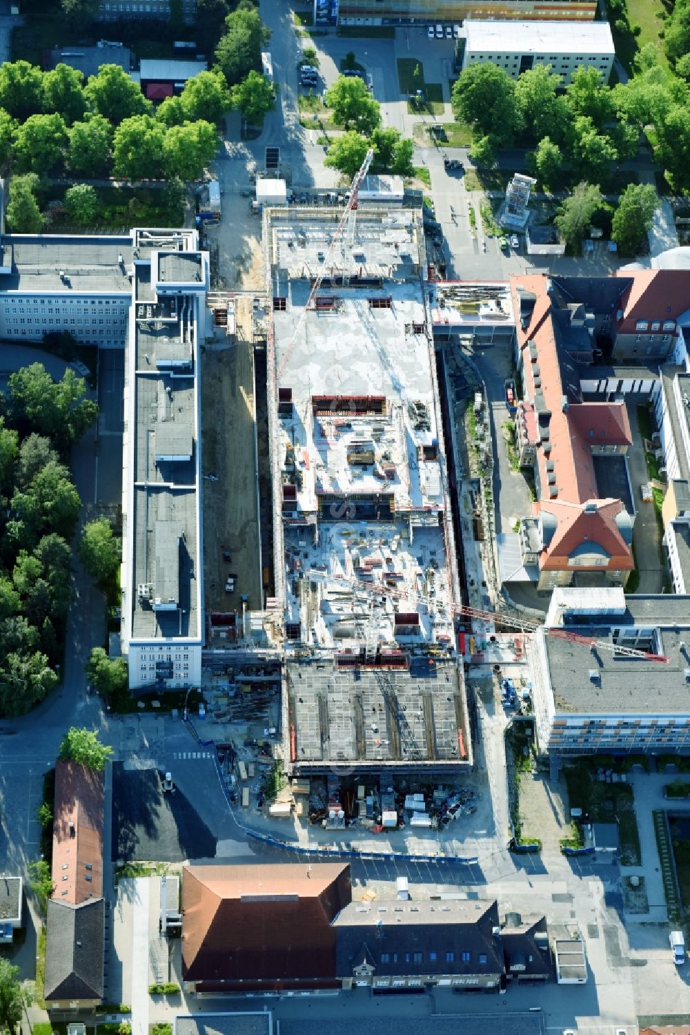 Rostock from above - Construction site company Schaelerbau for the new building of a functional building at the Campus Schillingallee in the district Hansaviertel in Rostock in the state Mecklenburg - Western Pomerania