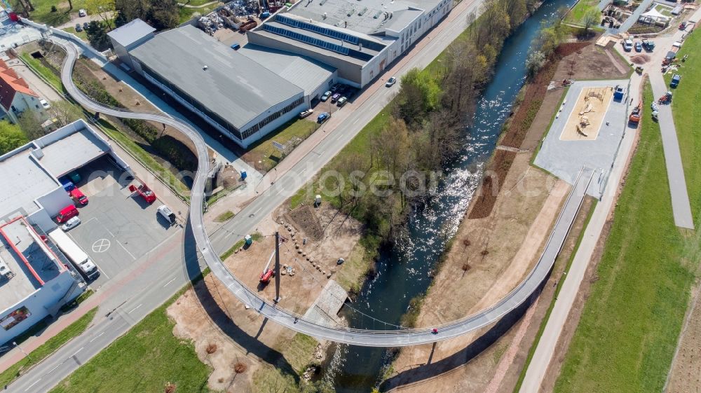 Frankenberg/Sa. from above - Construction site for the new construction of the bicycle and pedestrian bridges about the Ufer of Flussverlaufes of Zschopau in Frankenberg/Sa. in the state Saxony, Germany