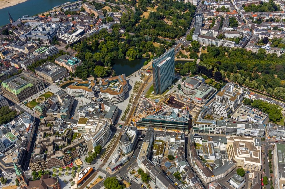 Düsseldorf from the bird's eye view: New construction of the building complex of the shopping center Ingenhoven-Tal - Koebogen 2 on Gustaf-Gruendgens-Place in Duesseldorf in the state North Rhine-Westphalia, Germany