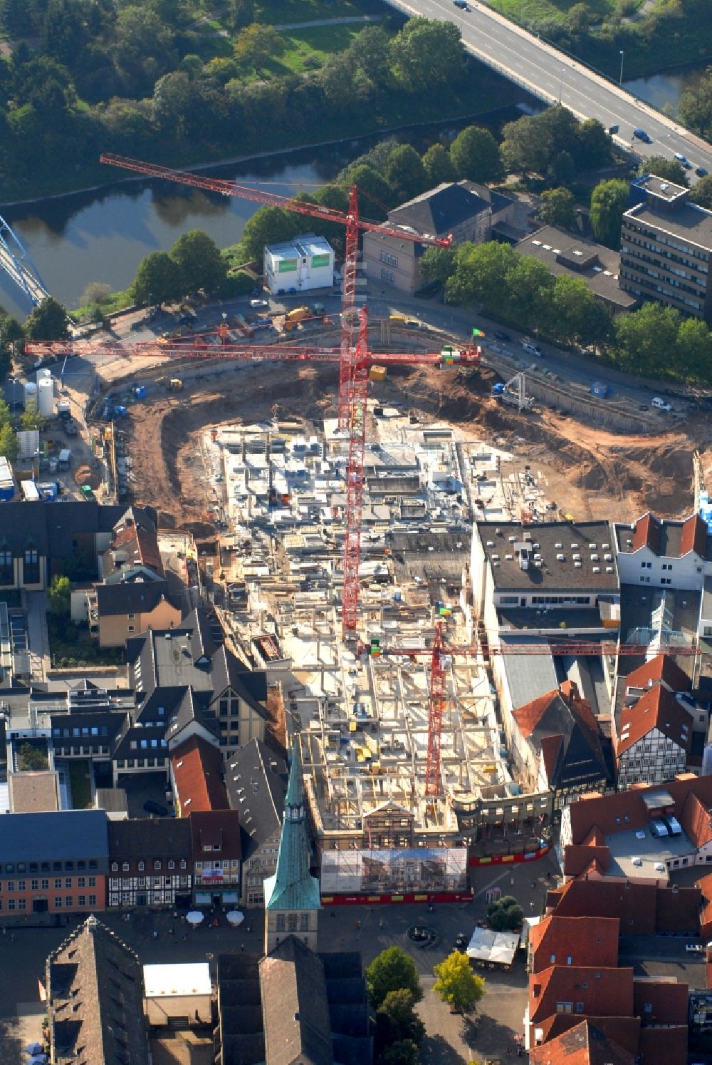 Hameln from the bird's eye view: New construction of the building complex of the shopping center Stadt-Galerie Hameln on Pferdemarkt in Hameln in the state Lower Saxony, Germany