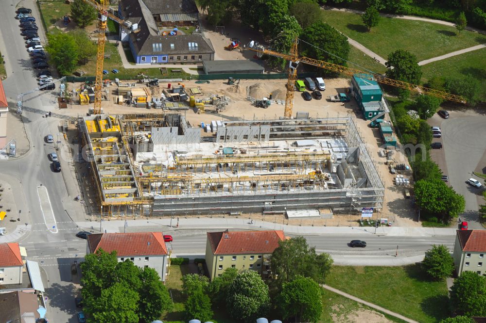 Aerial photograph Hansestadt Wismar - Construction site for the construction of a new building with a local supply market Markant-Markt and apartments in the district of Wendorf in the Hanseatic City of Wismar in the state Mecklenburg - Western Pomerania, Germany