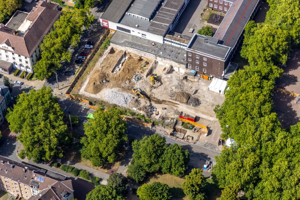 Aerial photograph Oberhausen - Construction site for the construction of a new building with a district library, youth center and auditorium of the Osterfeld Comprehensive School on Heinestrasse in the district of Osterfeld-Ost in Oberhausen in the Ruhr area in the state of North Rhine-Westphalia, Germany