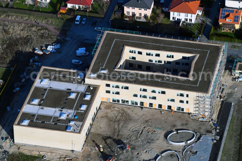 Berlin from the bird's eye view: Construction site of a primary school on Habichtshorst in the Biesdorf part of the district of Marzahn-Hellersdorf in Berlin. The premises will include a sports arena and a schoolyard and was developed by the architectural company ReimarHerbst