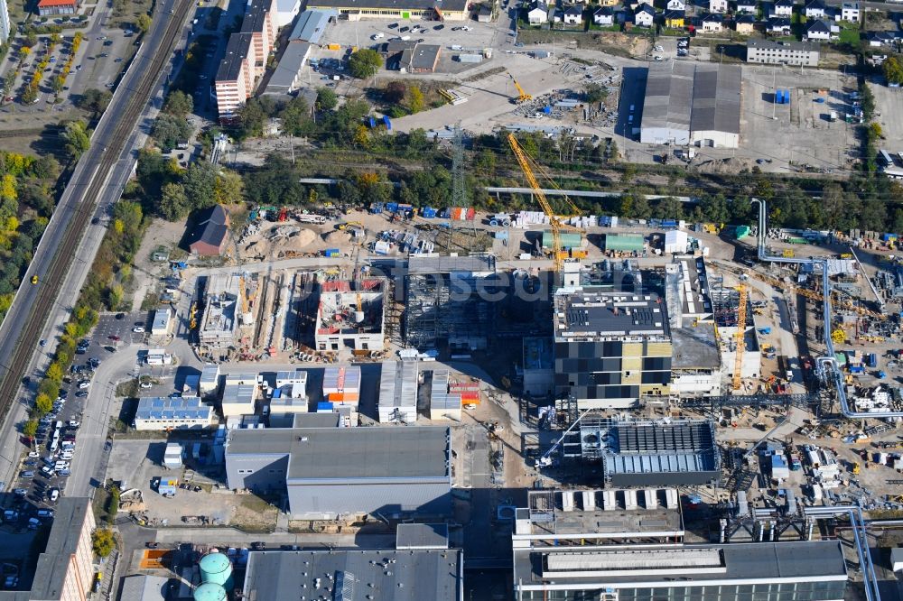 Aerial image Berlin - Construction site of power plants and exhaust towers of thermal power station - Kraft-Waerme-Kopplungsanlage on Rhinstrasse in the district Marzahn in Berlin, Germany