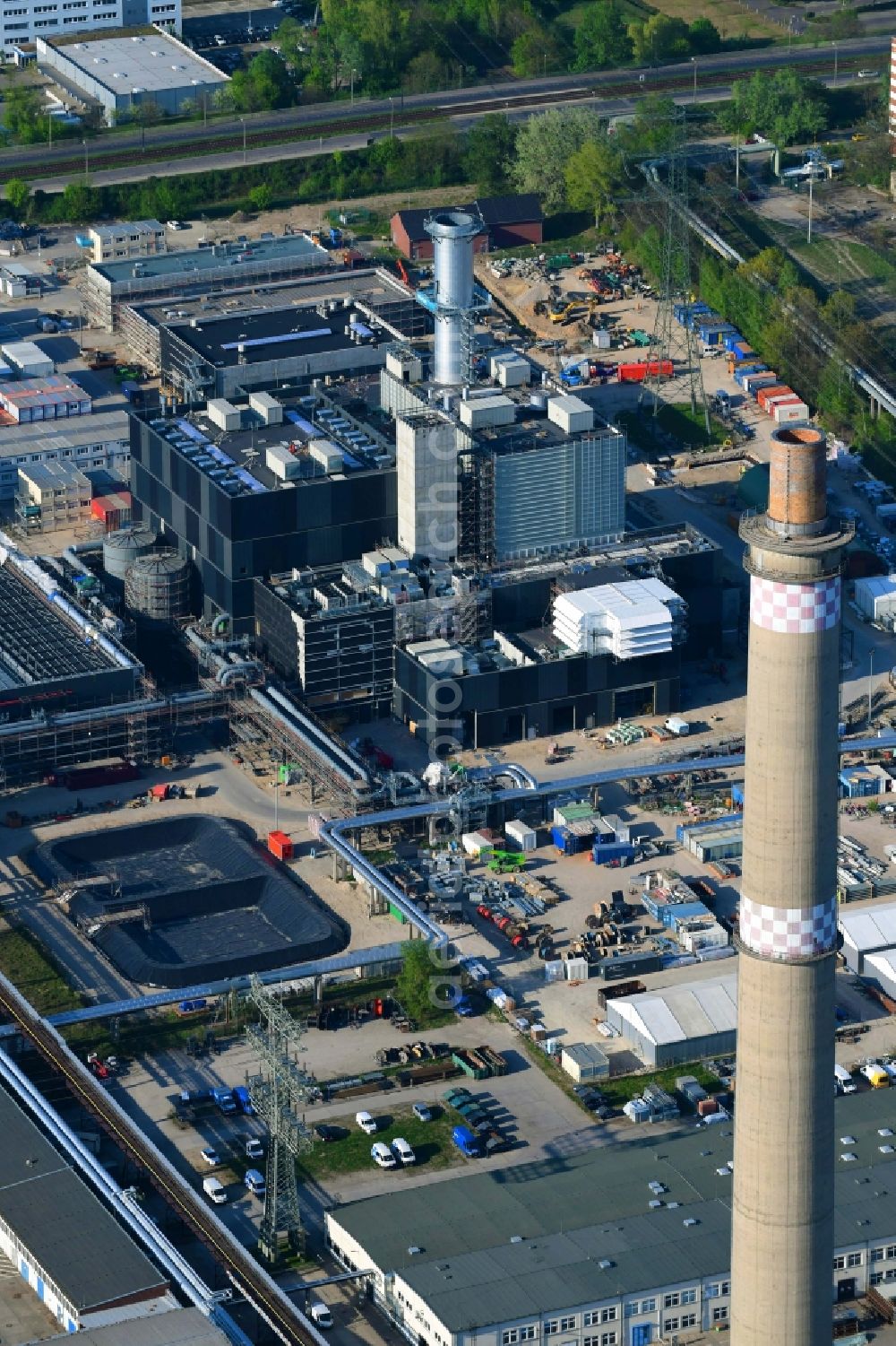 Aerial photograph Berlin - Construction site of power plants and exhaust towers of thermal power station - Kraft-Waerme-Kopplungsanlage on Rhinstrasse in the district Marzahn in Berlin, Germany