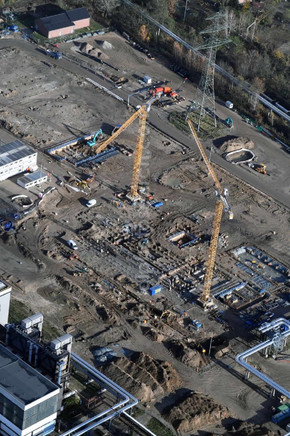 Aerial photograph Berlin - Construction site of power plants and exhaust towers of thermal power station - Kraft-Waerme-Kopplungsanlage on Rhinstrasse in the district Marzahn in Berlin, Germany
