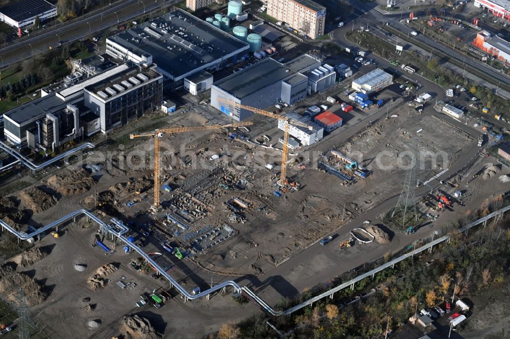 Berlin from above - Construction site of power plants and exhaust towers of thermal power station - Kraft-Waerme-Kopplungsanlage on Rhinstrasse in the district Marzahn in Berlin, Germany