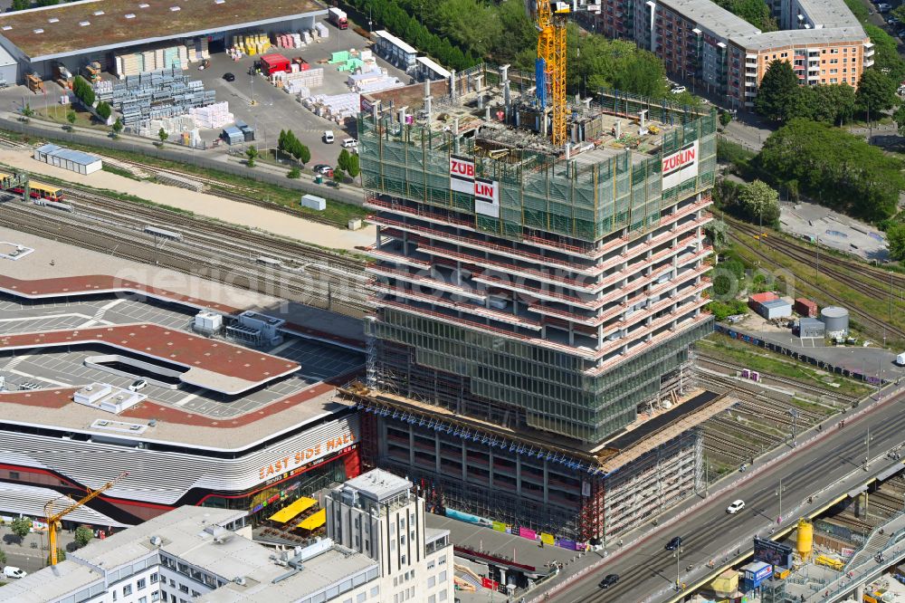 Aerial image Berlin - Construction site for new high-rise building complex EDGE East Side - Amazon Tower on street Tamara-Danz-Strasse - Warschauer Bruecke - Helene-Ernst-Strasse in the district Friedrichshain in Berlin, Germany