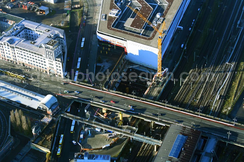 Berlin from the bird's eye view: Construction site for new high-rise building complex EDGE East Side in the district Friedrichshain in Berlin, Germany