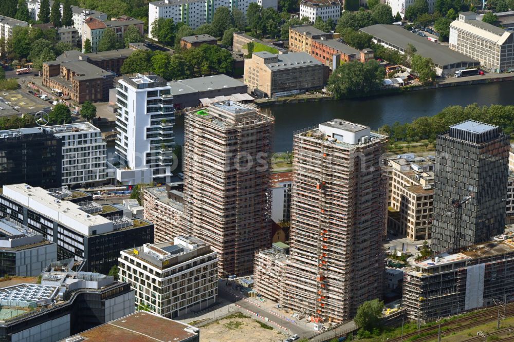 Aerial image Berlin - Construction site for new high-rise building complex Max & Moritz on Rummelsburger Platz - Marianne-von-Rantzau-Strasse on street Muehlenstrasse in the district Friedrichshain in Berlin, Germany