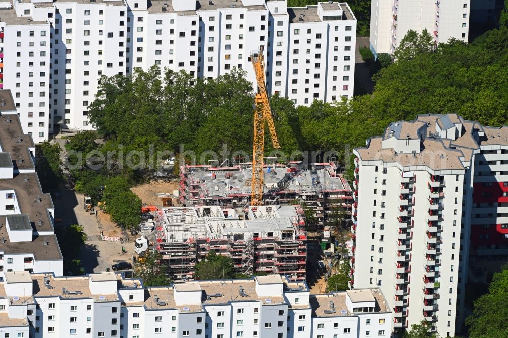 Aerial photograph Berlin - Construction site for new high-rise building complex Wohnturm on Theodor-Loos-Weg in of Gropiusstadt in the district Buckow in Berlin, Germany