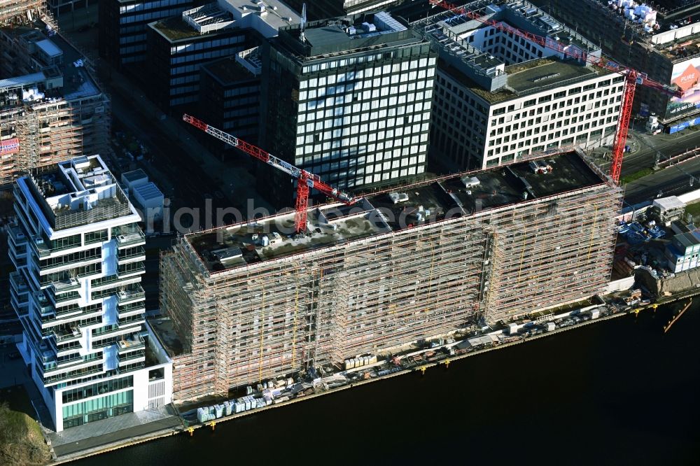 Aerial image Berlin - New construction site the hotel complex PIER 61|63 on Muehlenstrasse in Berlin, Germany. In the foreground, the high-rise new building Living Levels on the banks of the Spree river course