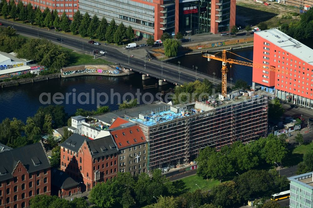 Aerial image Berlin - New construction site the hotel complex Stralauer Platz - An of Schillingbruecke in the district Friedrichshain in Berlin, Germany