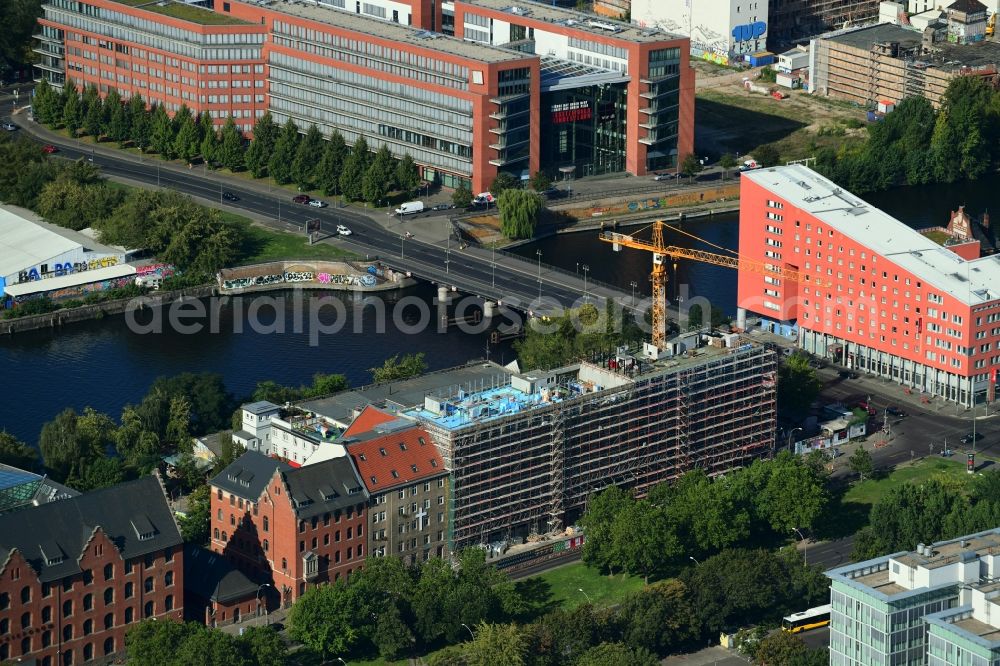 Aerial photograph Berlin - New construction site the hotel complex Stralauer Platz - An of Schillingbruecke in the district Friedrichshain in Berlin, Germany