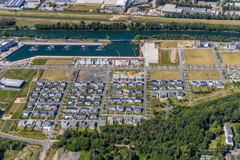 Aerial image Gelsenkirchen - Construction site to build the new multi-family residential complex Graf Bismarck on Johannes-Rau-Allee overlooking sports boat moorings on the banks of the Rhein-Herne-Kanal in the district Bismarck in Gelsenkirchen in the state North Rhine-Westphalia, Germany