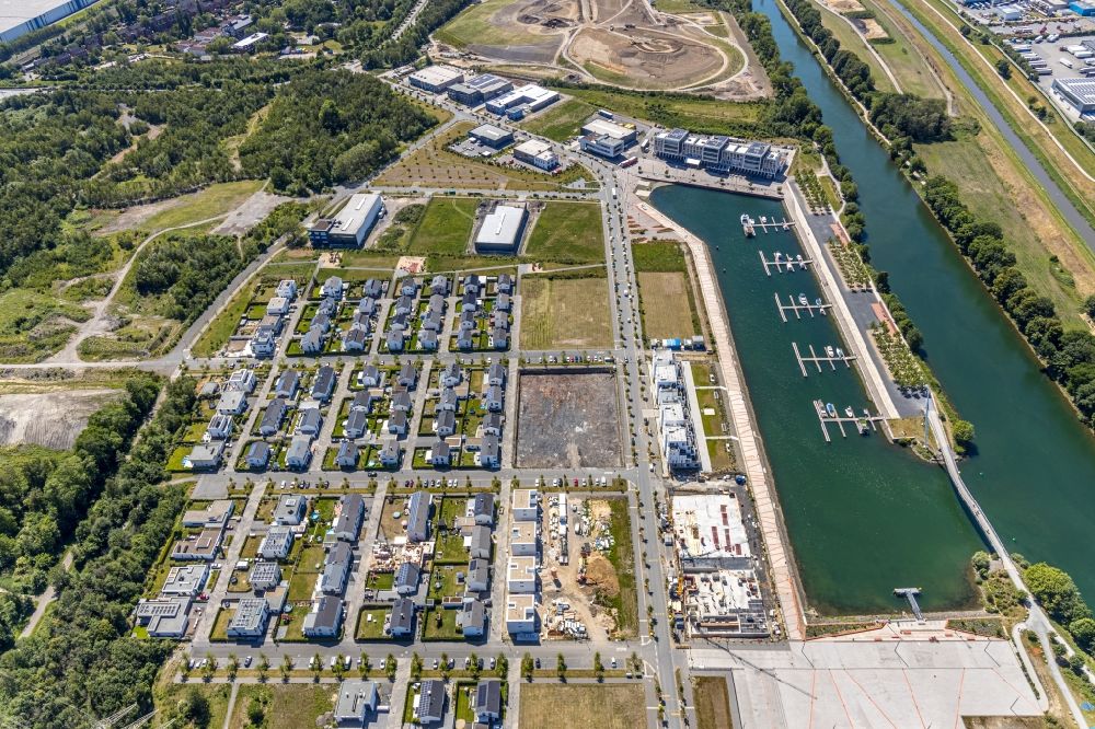 Aerial image Gelsenkirchen - Construction site to build the new multi-family residential complex Graf Bismarck on Johannes-Rau-Allee overlooking sports boat moorings on the banks of the Rhein-Herne-Kanal in the district Bismarck in Gelsenkirchen in the state North Rhine-Westphalia, Germany