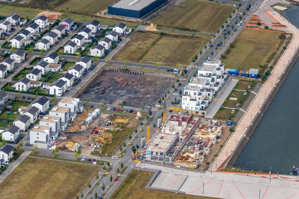 Gelsenkirchen from above - Construction site to build the new multi-family residential complex Graf Bismarck on Johannes-Rau-Allee overlooking sports boat moorings on the banks of the Rhein-Herne-Kanal in the district Bismarck in Gelsenkirchen in the state North Rhine-Westphalia, Germany