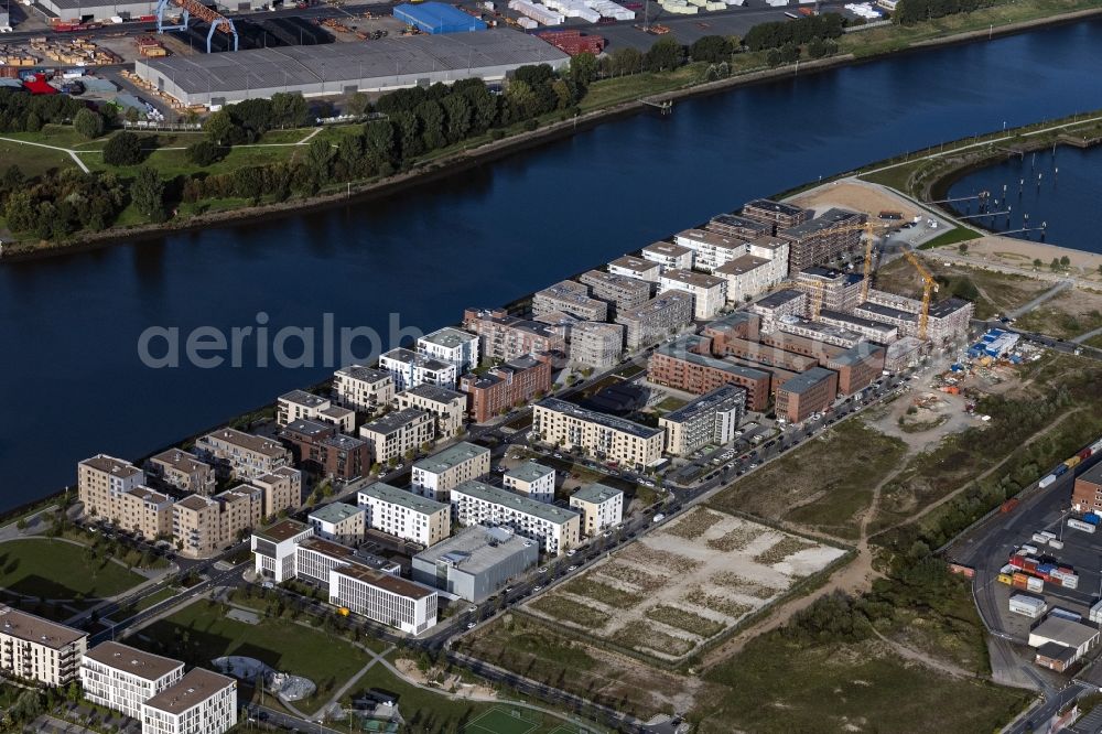Aerial image Bremen - Construction site to build the new multi-family residential complex BlauHaus on Kommodore-Johnsen-Boulevard on Weser in the district Ueberseestadt in Bremen, Germany