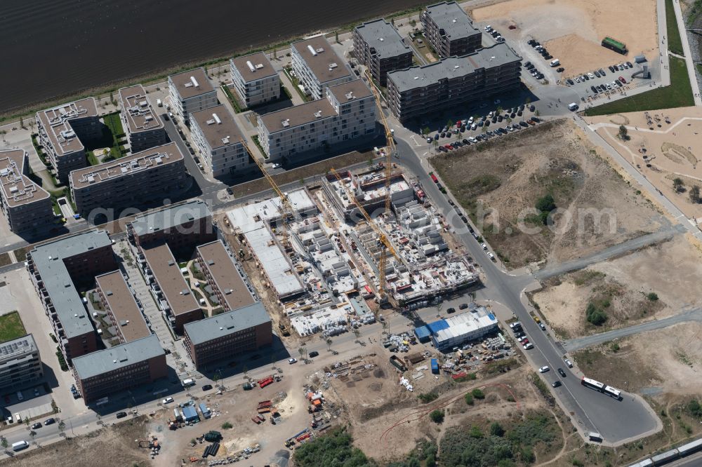 Bremen from the bird's eye view: Construction site to build the new multi-family residential complex BlauHaus on Kommodore-Johnsen-Boulevard on Weser in the district Ueberseestadt in Bremen, Germany