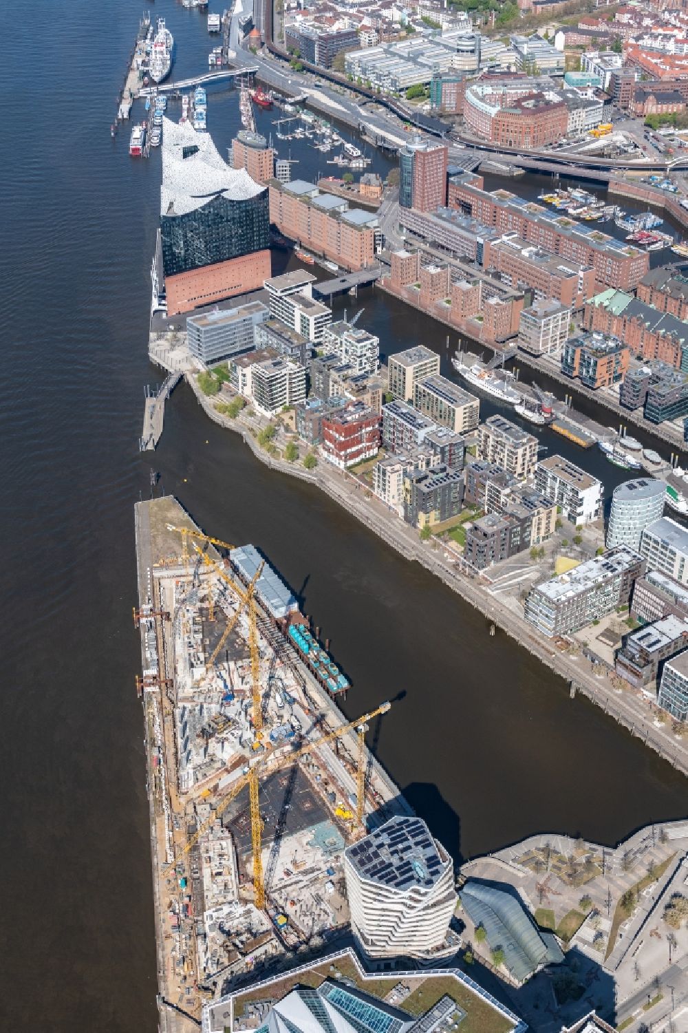 Hamburg from the bird's eye view: Construction site to build a new multi-family residential complex of DC DEVELOPMENTS GMBH & CO. KG on Strandkai in the district HafenCity in Hamburg, Germany